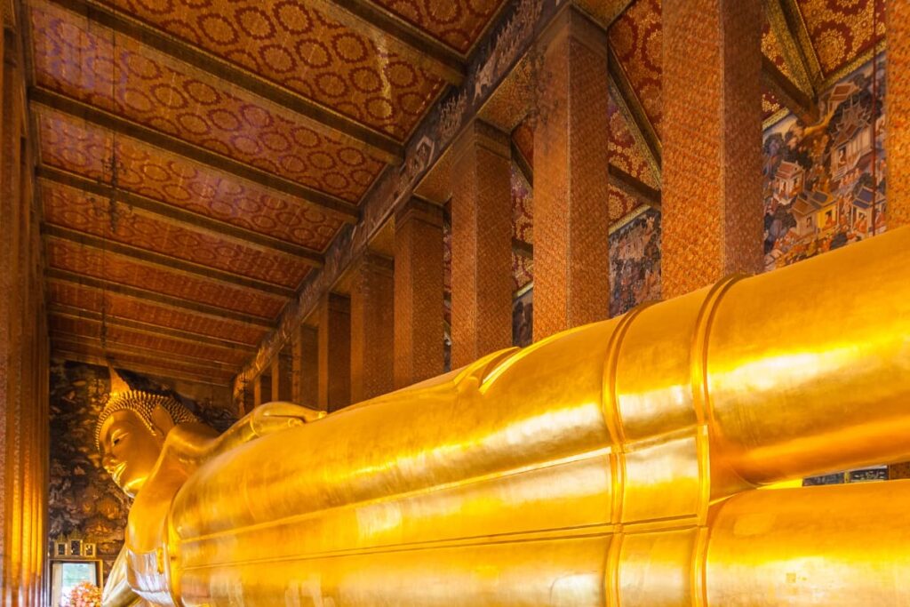 Buda Reclinado do Wat Pho, estátua dourada de 46 metros de comprimento, ponto turístico imperdível de Bangkok