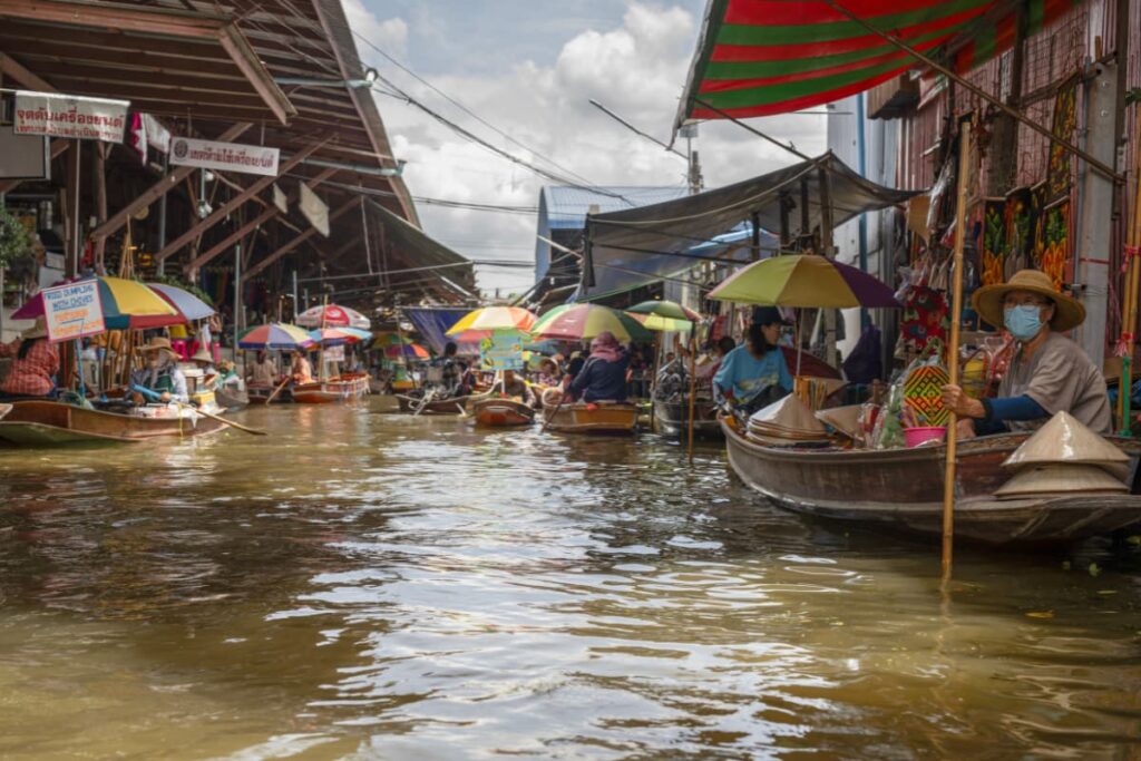 Mercado flutuante de Damnoen Saduak com vendedores em barcos nos canais da Tailândia