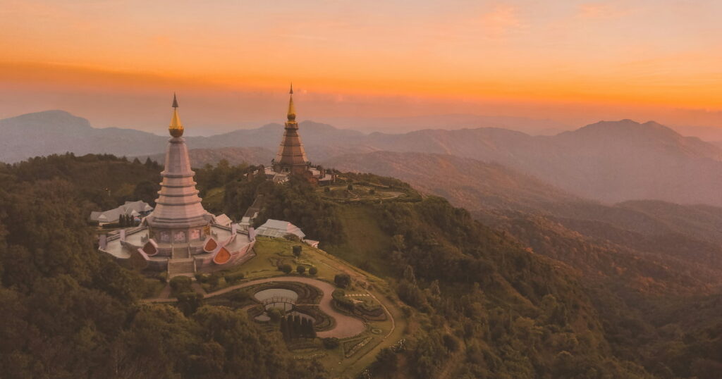 Vista aérea do Doi Inthanon com duas pagodes no topo da montanha ao pôr do sol em Chiang Mai, Tailândia