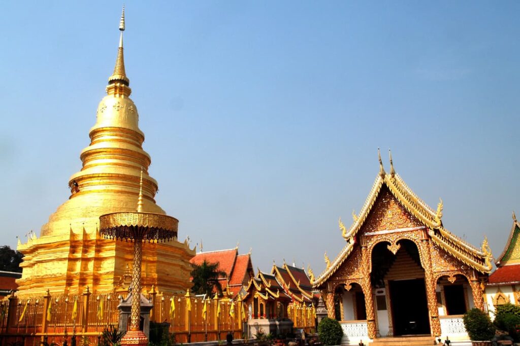 Templo budista doi suthep dourado com pagode e telhados ornamentados sob céu azul em Chiang Mai, Tailândia