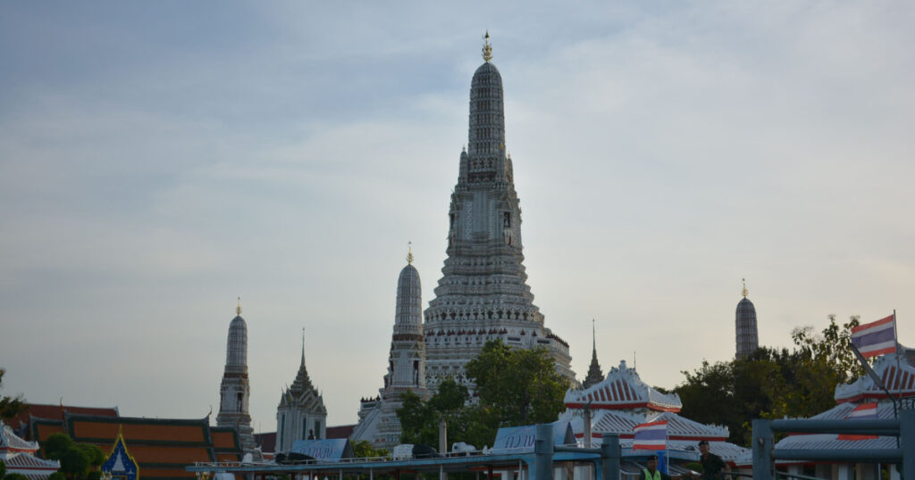 roteiro bangkok 7 dias - templo Wat Arun ao entardecer