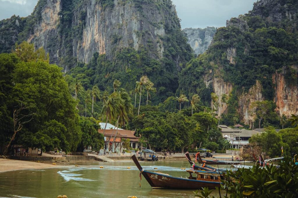 Barcos ancorados na baía de Ao Nang, em Krabi, Tailândia