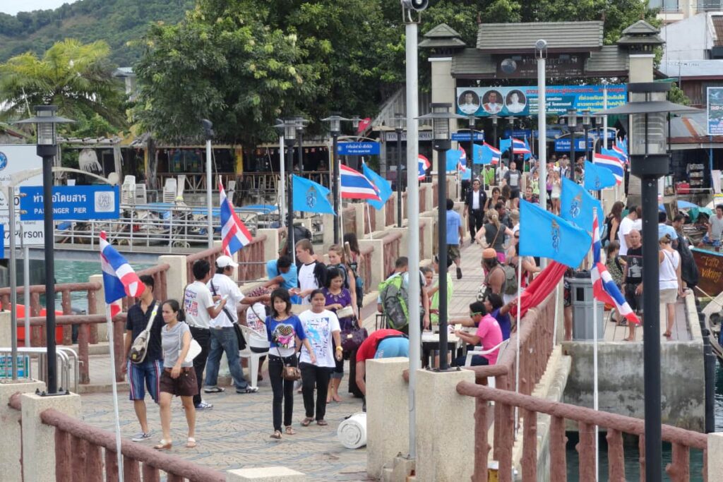 Turistas caminhando pelo Píer de Tonsai, ponto de desembarque nas Ilhas Phi Phi