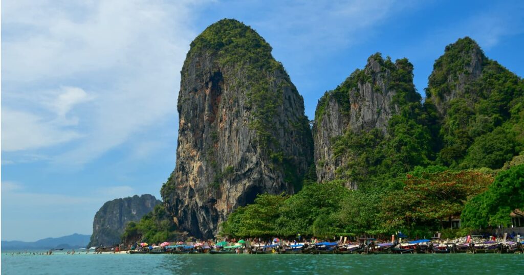 Falésias de calcário em Krabi Tailândia, com barcos na praia de Railay