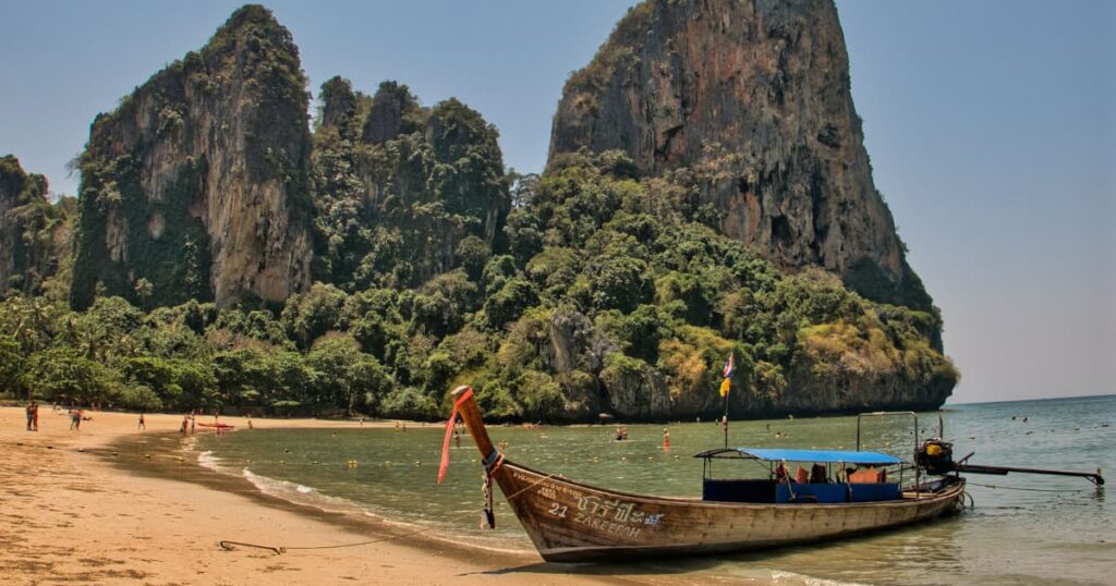 Barco tradicional na praia de Railay West, uma das mais bonitas de Krabi Tailândia