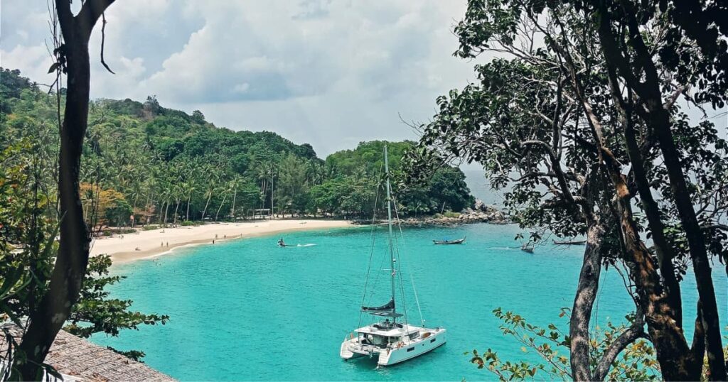 roteiro tailandia 15 dias - baia com penhascos e barco em Krabi