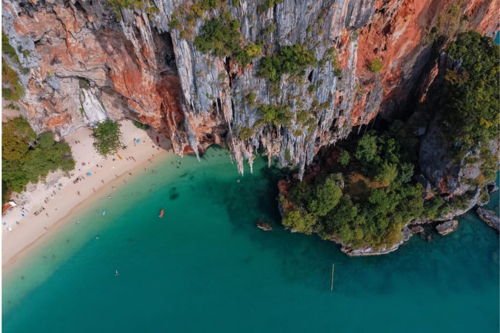 quantos dias ficar em krabi - vista aerea da praia entre penhascos