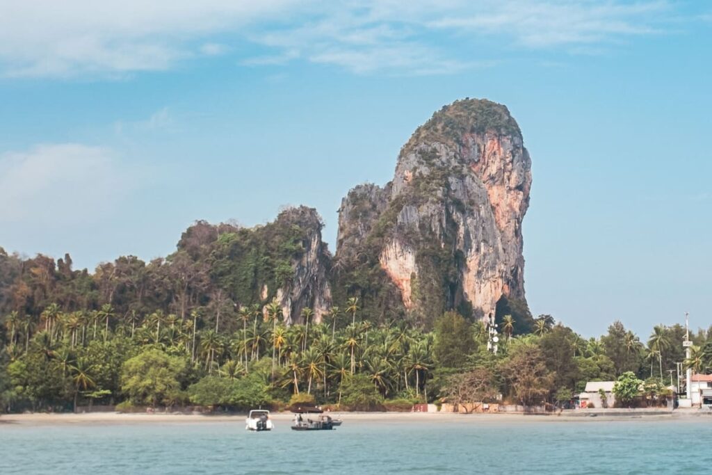 trilha railay beach tailandia - penhasco calcario visto do mar
