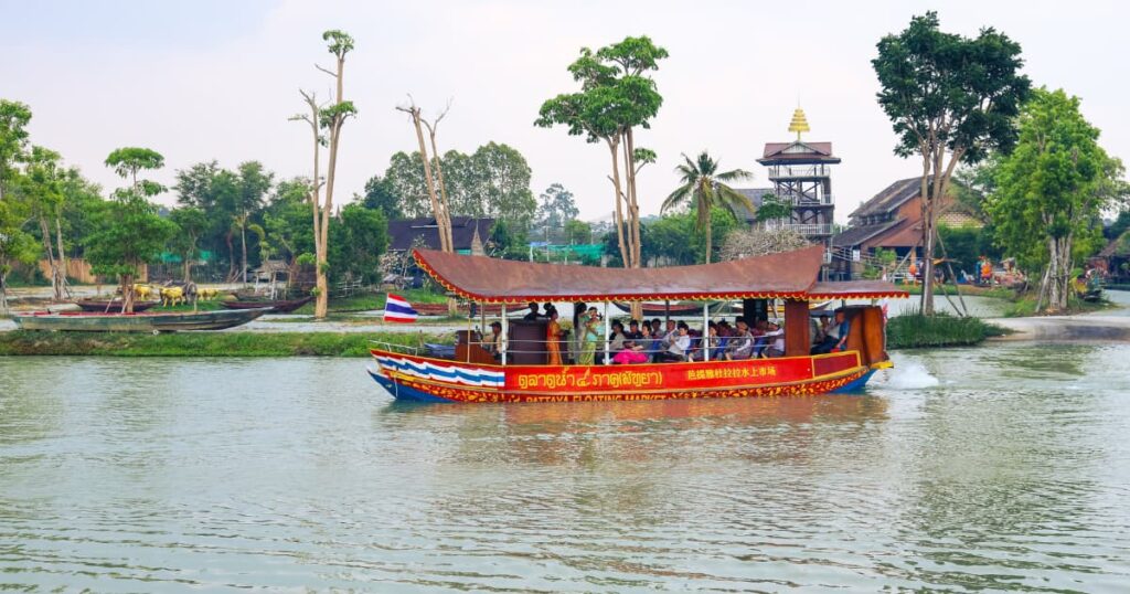 roteiro Tailândia 20 dias - barco tradicional em mercado flutuante próximo a Bangkok