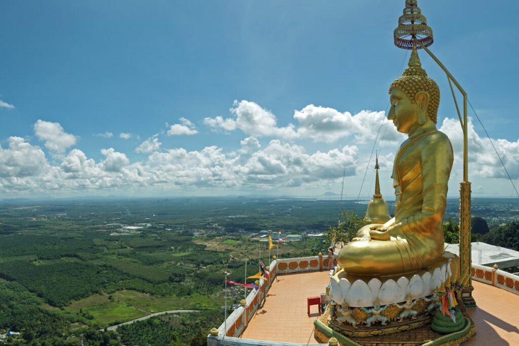 Estátua de Buda vista do topo do Templo do Tigre (Wat Tham Sua), em Krabi