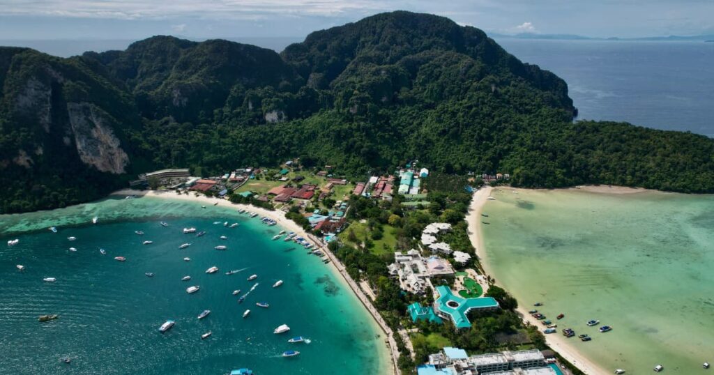 Vista aérea das baías de Tonsai e Loh Dalum, na Ilha Phi Phi Don
