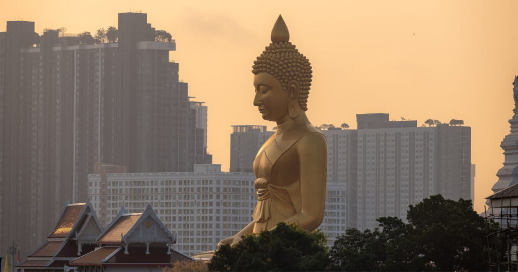 Estátua do Big Buddha ao entardecer, uma das principais atrações de Koh Samui