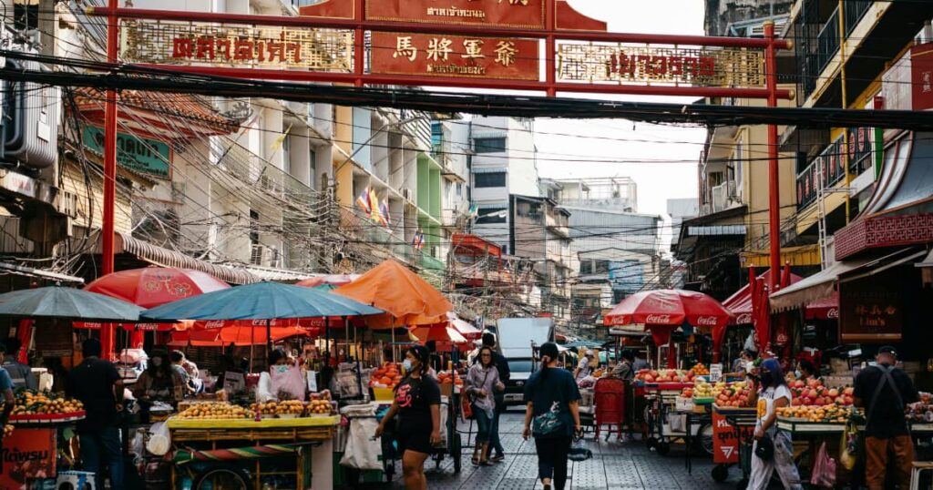 Rua de mercado movimentada na Tailândia, país considerado seguro para turistas