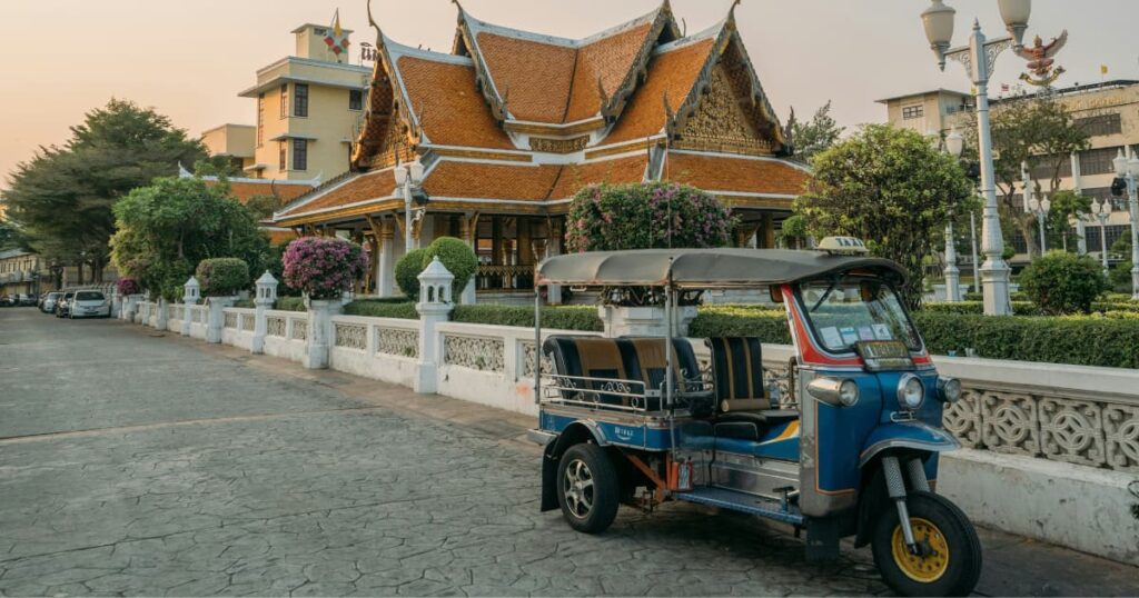 Tuk-tuk, transporte típico da Tailândia, país considerado seguro para turistas